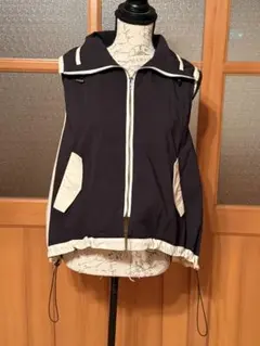 ３３° ブラックとアイボリーのベスト