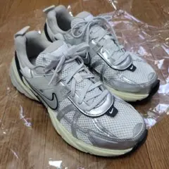 Nike シルバー スニーカー V2K　RUN　24センチ