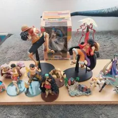 ワンピースフィギュア１３体　ルフィ、ビビ、エース、ゾロほか
