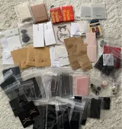 洋服ブランドの補修用の生地やボタン81点まとめ売り