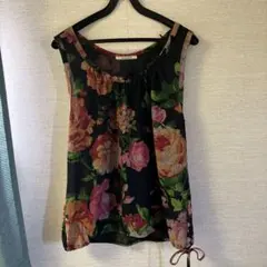 黒ベースの花柄ノースリーブのサムネイル
