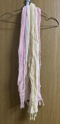 ピンクとクリームのフリンジストール