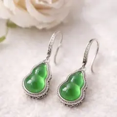 エメラルド風 グリーンピアス シルバー925 上品 揺れる