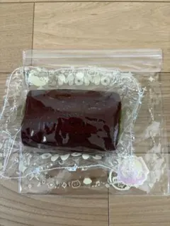 momoスクイーズ　ロールケーキシリーズ　チョコ抹茶味ロールケーキ
