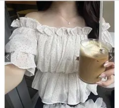 フリル付きドット柄オフショルダー