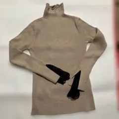 未使用❣️ベージュリブ編みタートルネックセーター　袖口レース❣️