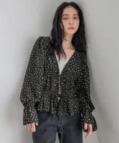 ローリーズファーム　フラワー2wayペプラムブラウス