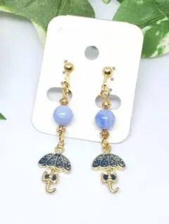 大人かわいい系イヤリング　ブルーレースアゲート色の傘