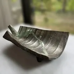舟形の皿 グレーと緑の釉薬
