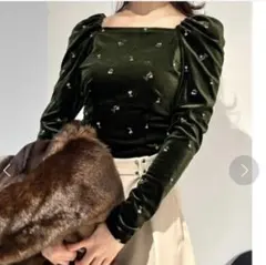 リリーブラウン LILY BROWN エンブロイダリーフラワーベロアトップス