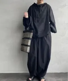 mizuiro indフード付きワイドシルエットプルオーバーシャツ ブラックのサムネイル