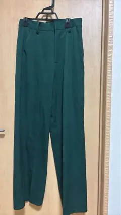 ダークグリーン ワイドパンツ