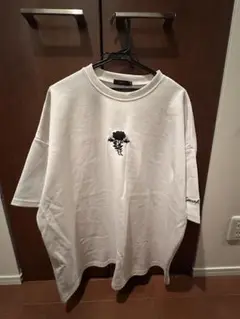 G.O.C黒いバラ刺繍Tシャツ