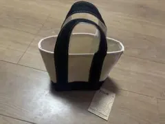 アイボリーとブラックのトートバッグ