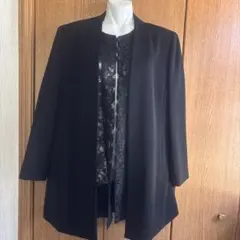 ブラックフォーマルのノーカラー上着