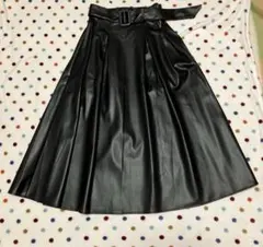 フェイクレザーフレアーロングスカート　ベルト付き