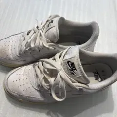 NIKE AIR FORCE 1 ホワイト スニーカーのサムネイル