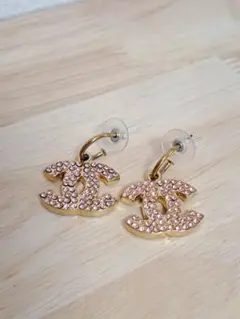 ロゴピアス　ゴールド ピンクストーン