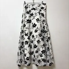 即購入OKナイスクラップフレアスカート 白地に黒花柄