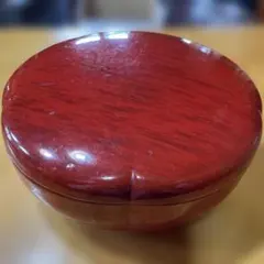 漆塗り　赤い木製丸型菓子入れ