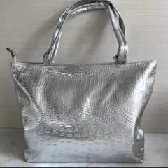 ♡ メタリックシルバー クロコダイル型押し トートバッグ ファスナー軽量　A4