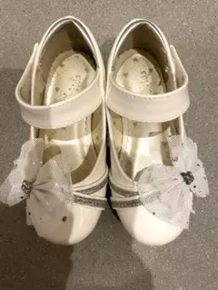ホワイト フォーマルシューズ リボン付き　ビジュー　キラキラ　発表会　結婚式