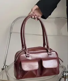 外ポケットボストンバッグ フラップダブルポケットのレザータッチ トートバッグ