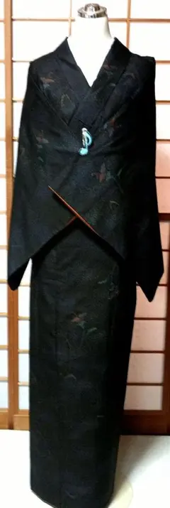 ⭐本日の日替わりお買い得商品⭐正絹 紬の袷着物 黒花柄