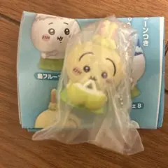 映画ちいかわ　うさぎ ガチャガチャ キーホルダー　たべものいっぱいマスコット