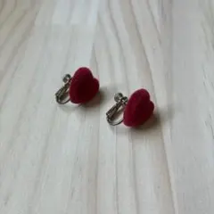 BEAMSBOY イヤリング　ベロア素材　赤　ハート