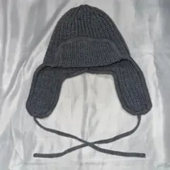 耳あて付きグレー編み込みニット帽