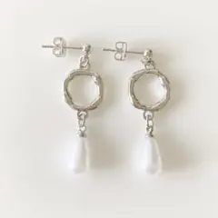 【ハンドメイド】ラウンドメタルとしずくパールのピアス/イヤリング★シルバー
