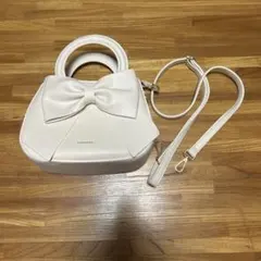 リボン付きホワイトショルダーバッグ