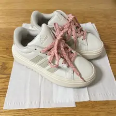 adidas ホワイトスニーカー ピンク靴紐