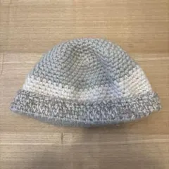 手編みグレーとホワイトのニット帽