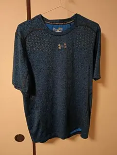 【ジャンク】Under Armour HeatGear Tシャツ L？ 青黒