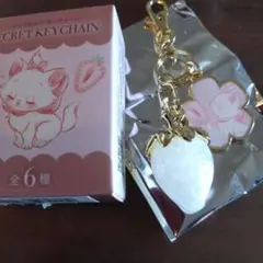 ディズニーストア　シークレットキーチェーン　いちご　マリーちゃん