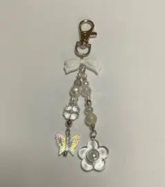 ビーズキーホルダー　ホワイト　リボン・蝶・花・四葉付き