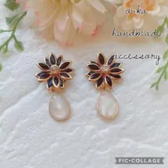 ブラックフラワーとホワイトシェル調チャーム