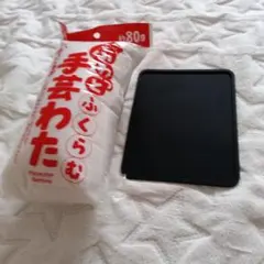 スマホ置きと新品の手芸用の綿です