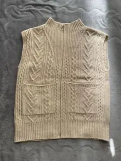 ウール100% ニットベスト　オフホワイト　M〜L