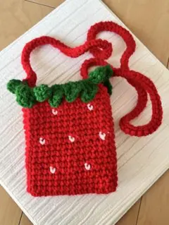 いちごのスマホショルダーバッグ　ハンドメイド