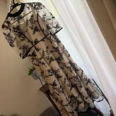 オケージョンベージュ花柄刺繍ワンピース