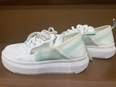 Nike ホワイト/ミント スニーカー