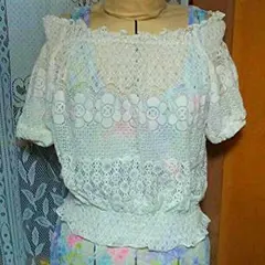 セシルマクビーさんのオフホワイト花柄レースのオフショルトップス