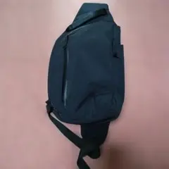 ALPAKA metro crossbody ボディバッグ ブラック　right