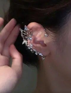 （左用）蝶のイヤーカフ✨ クリスタル満載 披露宴・結婚式・子供にも 片耳 新品