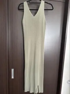 カーキー　スリットワンピース　タイト