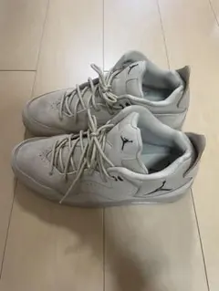 ベージュ スニーカー