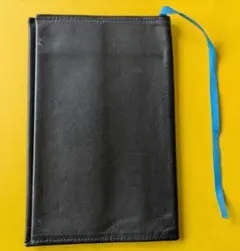 黒レザーブックカバー 青リボン付き
